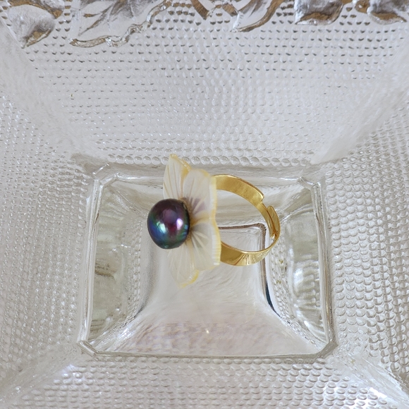 Mother of Pearl Ring - Picture 3 of 5
